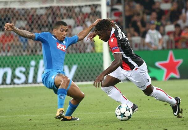 Bilder des Tages - SPORT Fußball, CL Quali, OGC Nizza - SSC Neapel (170823) -- NICE, Aug. 23, 2017 -- Allan Saint-Maximin (R) of Nice vies with Allan of Napoli during a Champions League playoff round, second leg soccer match between Nice and Napoli in Nice, France on Aug. 22, 2017. Napoli won 2-0. ) (SP)FRANCE-NICE-CHAMPIONS LEAGUE-PLAYOFF ROUND-NICE VS NAPOLI SergexHaouzi 