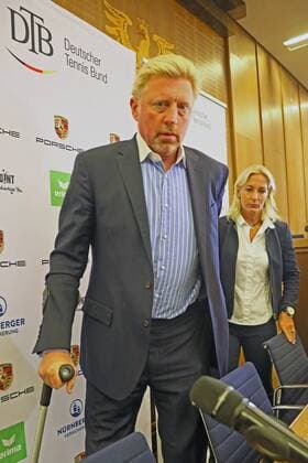 Boris Becker (Head of Men s Tennis) kommt zur Pressekonferenz, daneben Barbara Rittner (Head of Women s Tennis) - 23.08.2017: DTB stellt Boris Becker als Head of men s Tennis vor, Plenarsaal Römer