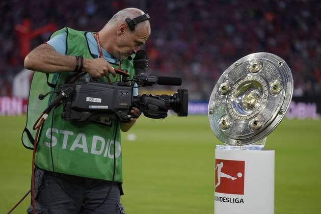 18.08.2017, Fussball 1.Liga 2017 2018, 1.Spieltag, FC Bayern München - Bayer Leverkusen, in der Allianz-Arena München, Die Meisterschale liegt auf der Stele auf dem Platz bereit zur Eröffnungsfeier. Das Flutlicht spiegelt sich in der glänzend polierten Schale. TV-Kameramann nimmt sie ganz nah ins Visier. 