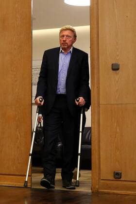 23.08.2017 xcex Deutschland, Frankfurt am Main Pressekonferenz im Römer Deutscher Tennisbund Boris Becker wird neuer Head of Men s Tennis beim DTB Bild zeigt: Boris Becker auf Krücken