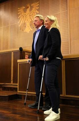 23.08.2017 xcex Deutschland, Frankfurt am Main Pressekonferenz im Römer Deutscher Tennisbund Boris Becker wird neuer Head of Men s Tennis beim DTB Bild zeigt: Boris Becker auf Krücken, dahinter Barbara Rittner