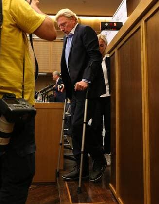 23.08.2017 xcex Deutschland, Frankfurt am Main Pressekonferenz im Römer Deutscher Tennisbund Boris Becker wird neuer Head of Men s Tennis beim DTB Bild zeigt: Boris Becker auf Krücken