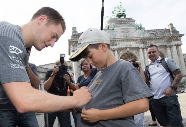 Bilder des Tages - SPORT McLaren s Belgian driver Stoffel Vandoorne signs an autograph at an event a week before the Spa formula one GP, in Brussels, Wednesday 23 August 2017. BENPOTxDOPPAGNE  x05151155x