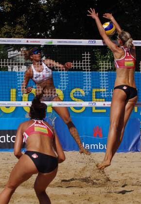 Im Tennisstadion am Hamburger Rothenbaum finden die Beachvolleyball FIVB World Tour Finals 2017 statt. Kanadisches Duell: Brandie Wilkerson und Heather Bansley (hinten) unterliegen in ihrer Auftaktpartie den WM-Vierten Sarah Pavan Melissa Humana-Paredes