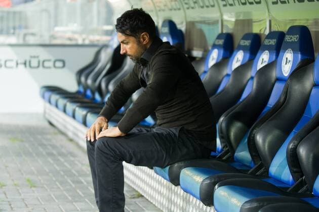 Ismail ATALAN (Trainer, BO) sitzt alleine auf der Bank, Fussball 2. Bundesliga, 3. Spieltag, Arminia Bielefeld (BI) - VfL Bochum (BO), am 21.08.2017 in Bielefeld Deutschland. Â