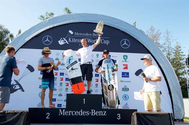 Kitesurfen, WC auf Fehmarn, Siegerehrung Mercedes Benz Kitesurf World Cup, Hydro Foil Pro Tour, 23.08.2017 ; Mercedes Benz Kitesurf World Cup, Hydro Foil Pro Tour am 23.08.2017 in der Südstrand Fehmarn in Fehmarn (Deutschland). xmdx