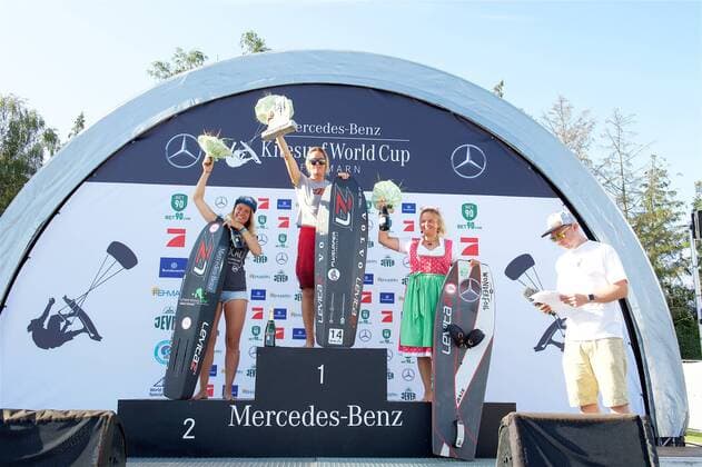 Kitesurfen, WC auf Fehmarn, Siegerehrung Mercedes Benz Kitesurf World Cup, Hydro Foil Pro Tour, 23.08.2017 Siegerehrung Open Class Women, Winner Steph Bridge GBR, Second Leoni Meyer GER, Third Sabrina Schlossnikel GER ; Mercedes Benz Kitesurf World Cup, Hydro Foil Pro Tour am 23.08.2017 in der Südstrand Fehmarn in Fehmarn (Deutschland). xmdx