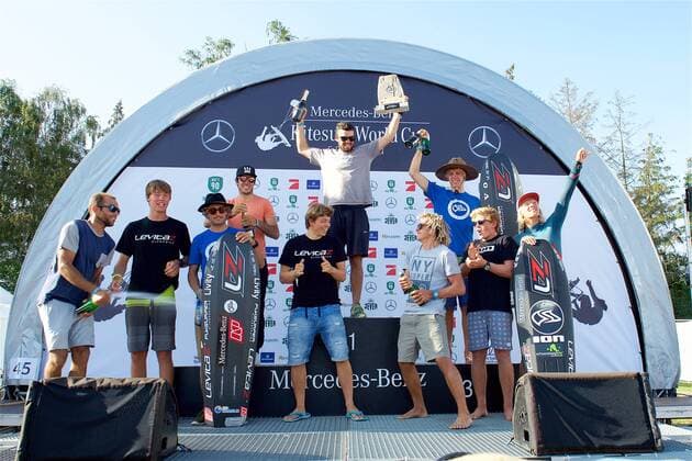 Kitesurfen, WC auf Fehmarn, Siegerehrung Mercedes Benz Kitesurf World Cup, Hydro Foil Pro Tour, 23.08.2017 Siegerehrung Open Class, Winner Nico Parlier FRA, Second Axel Mazella FRA, Third Oliver Bridge GBR; Mercedes Benz Kitesurf World Cup, Hydro Foil Pro Tour am 23.08.2017 in der Südstrand Fehmarn in Fehmarn (Deutschland). xmdx