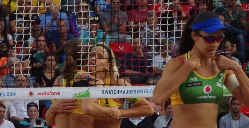 Die Olympiasiegerinnen und Weltmeisterinnen Kira Walkenhorst (l.) und Laura Ludwig vom HSV feiern einen Punktgewinn in ihrem Auftaktspiel bei den Beachvolleyball FIVB World Tour Finals.