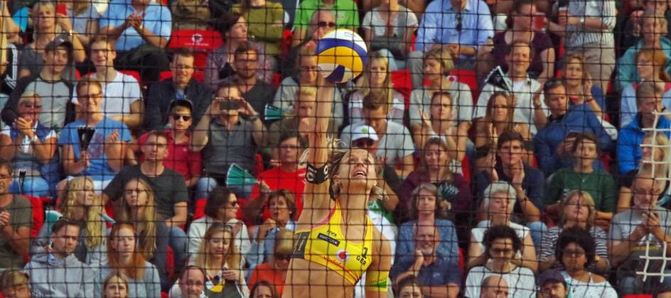 Olympiasiegerin und Weltmeisterin Laura Ludwig (HSV) beim Aufschlag während der Auftaktpartie beim Beachvolleyball FIVB World Tour Finals in Hamburg.