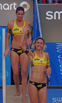 Die Olympiasiegerinnen und Weltmeisterinnen Kira Walkenhorst (l.) und Laura Ludwig vom HSV betreten den Centre Court am Rothenbaum zu ihrem Auftaktspiel bei den Beachvolleyball FIVB World Tour Finals.