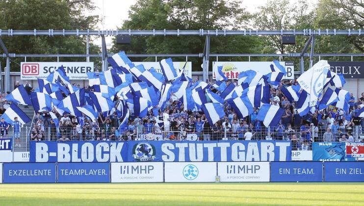 Fußball, Stadiongeschichte Stuttgarter Kickers Stuttgart , Fußball Regionalliga Südwest , Stuttgarter Kickers vs. Waldhof Mannheim , Fans der Stuttgarter Kickers