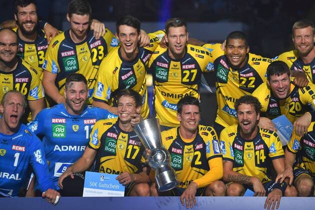 Andy SCHMID (Rhein Neckar Loewen) mit Pokal, Teamfoto,Team,Mannschaft,Mannschaftsfoto,Siegerehrung, Pokal,Cup,Trophaee,Jubel, Freude,Begeisterung,,Aktion. Handball Supercup Rhein Neckar Loewen-THW Kiel 32-30, Handball Bundesliga,Saison 2017 2018,am 23.08.2017 P O R S C H E A R E N A STUTTGART.