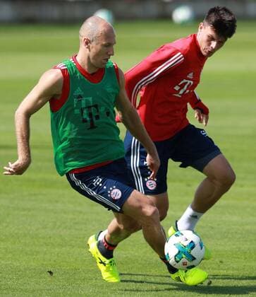 Flavius Daniliuc (re.) gegen Arjen Robben Fussball FC Bayern München 23.08.2017 Training