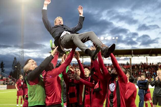 Bilder des Tages - SPORT 170824 Östersunds spelare hissar tränare Graham Potter efter fotbollsmatchen i playoff till Europa League mellan Östersund och PAOK den 24 augusti 2017 i Östersund.  Copyright: TOBIASxNYKÄNEN BB170824TN049