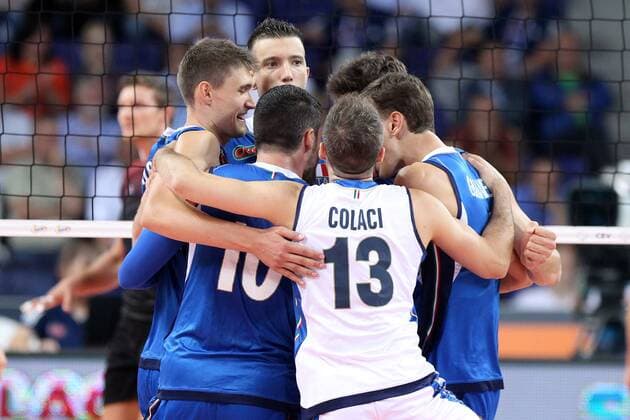 SZCZECIN, AZOTY ARENA 25.08.2017 CEV MISTRZOSTWA EUROPY W PILCE SIATKOWEJ MEZCZYZN LOTTO EUROVOLLEY POLAND 2017 NIEMCY - WLOCHY CEV MENS VOLLEYBALL European Championship EM Europameisterschaft LOTTO EUROVOLLEY POLAND 2017 NIEMCY - WLOCHY NZ REPREZENTACJA WLOCH PO ZDOBYCIU PUNKTU TEAM OF ITALY AFTER GAINING THE POINT FOT. KRZYSZTOF CICHOMSKI NEWSPIX.PL --- Newspix.pl  170825KCI185