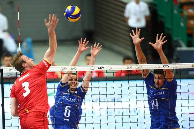 Katowice , Hala Spodek 25.08.2017 siatkowka Mistrzostwa Europy CEV 2017 Faza grupowa , Grupa D Francja - Belgia NZ Sam Deroo ( BEL ) Benjamin Toniutti ( FRA ) Nicolas Le Goff ( FRA ) FOT Michal Nowak Newspix.pl Katowice , Spodek s Hall 25.08.2017 sport volleyball 2017 CEV Volleyball European Championship EM Europameisterschaft - Men Preliminary Round Pool D France - Belgium photo by Michal Nowak Newspix.pl --- Newspix.pl  170825MIN502