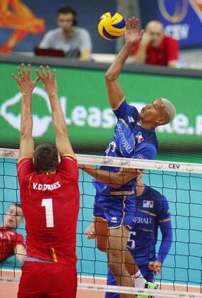 KATOWICE HALA SPODEK 25.08.2017 LOTTO EUROVOLLEY 2017 MECZ MISTRZOSTW EUROPY 2017 SIATKOWKA GRUPA D FRANCJA (niebieskie) - BELGIA (czerwone) NZ Stephen Boyer . FOT TOMASZ WANTULA NEWSPIX.PL KATOWICE SPODEK 25.08.2017 VOLEYYBALL MEN S CHAMPIONSCHIP LOTTO EUROVOLLEY POLAND 2017 GROUP D FRANCE - BELGIA TOMASZ WANTULA NEWSPIX.PL --- Newspix.pl  170825WAN164