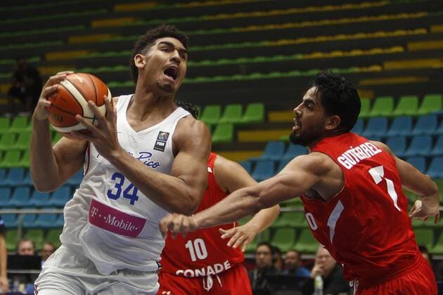 Puerto Rico s Tyler Davis (L) vies for the ball with Mexico s Jorge Gutierrez (R) during a game of the group A of the Americup 2017 between Puerto Rico and Mexico, in Medellin, Colombia, 25 August 2017. AMERICUP 2017: PUERTO RICO VS MEXICO !ACHTUNG: NUR REDAKTIONELLE NUTZUNG!  Copyright: xLuisxEduardoxNoriegaxA.x MED713 20170826-636393145775029213