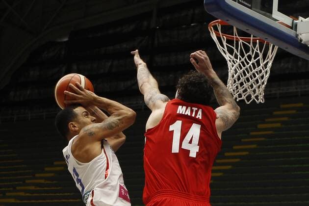 Puerto Rico s Angel Rodriguez (L) vies for the ball with Mexico s Lorenzo Mata (R) during a game of the group A of the Americup 2017 between Puerto Rico and Mexico, in Medellin, Colombia, 25 August 2017. AMERICUP 2017: PUERTO RICO VS MEXICO !ACHTUNG: NUR REDAKTIONELLE NUTZUNG!  Copyright: xLuisxEduardoxNoriegaxA.x MED713 20170826-636393145788913213