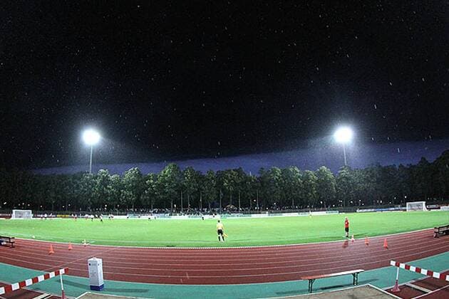 v.li.: Ein Gewitter zieht über das Willy-Sachs Stadion in Schweinfurt, Fussball, Regionalliga Bayern, 1. FC Schweinfurt 05 - FC Memmingen, xfsx