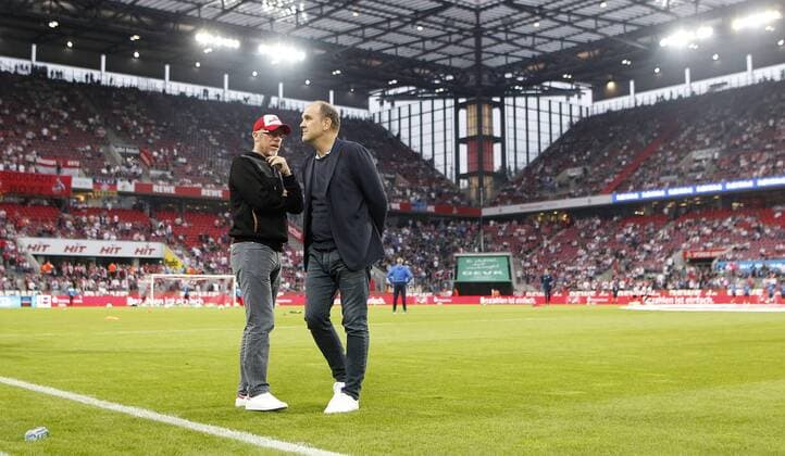 Köln, RheinEnergieStadion, 23.08.17: Trainer Peter Stöger (1.FC Köln) (L) und Manager Jörg Schmadtke nachdenklich vor dem Spiel der 1. Bundesliga zwischen 1.FC Köln vs. Hamburger SV in der Saison 2017 2018.
