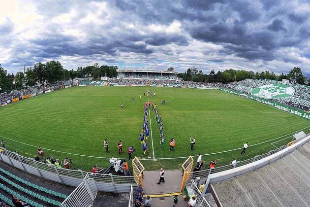 Dunkle Wolken über dem Alfred-Kunze-Sportpark und einlaufende Mannschaften vor dem Spiel Chemie gegen Lok. Fußball-Regionalliga Nordost, 1. Spieltag (29.07.2017) - BSG Chemie Leipzig - 1. FC Lok Leipzig. Leipzig Sachsen Deutschland