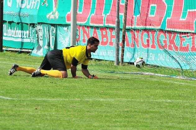 Fürstenwalde-Torhüter Oliver Birnbaum enttäuscht nach dem 1:0 von Daniel Heinze für Chemie. Fußball-Regionalliga Nordost 2017 2018, 5. Spieltag - BSG Chemie Leipzig vs. Union Fürstenwalde Leipzig Sachsen Deutschland