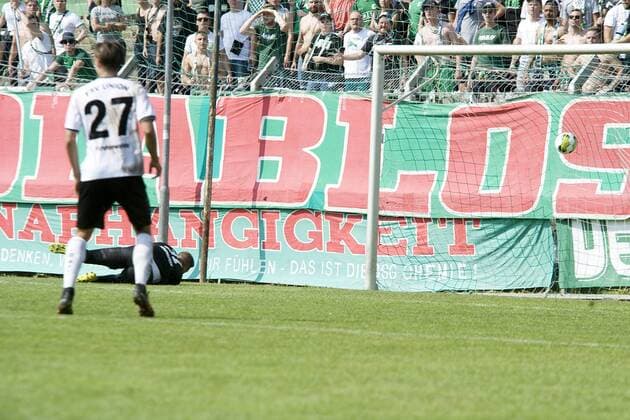 Burim Halili (Fürstenwalde) erzielt das 2:1 für Union Fürstenwalde, der Ball schlägt im Chemie-Tor ein. Fußball-Regionalliga Nordost 2017 2018, 5. Spieltag - BSG Chemie Leipzig vs. Union Fürstenwalde Leipzig Sachsen Deutschland