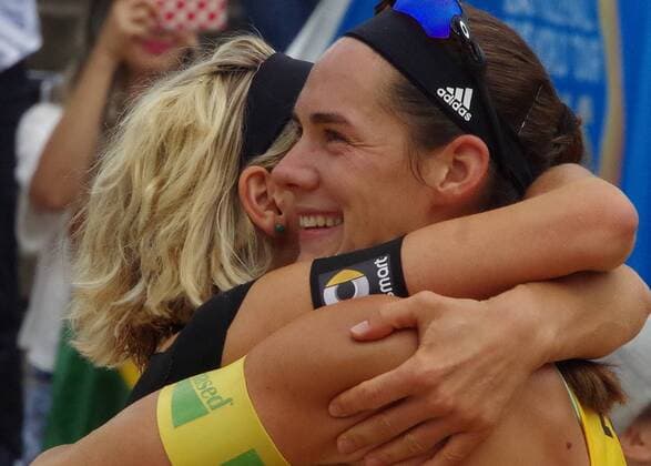 Im Tennisstadion am Hamburger Rothenbaum finden die Beachvolleyball FIVB World Tour Finals 2017 statt. Laura Ludwig (li.) und Kira Walkenhorst umarmen sich nach dem Triumph im Endspiel.