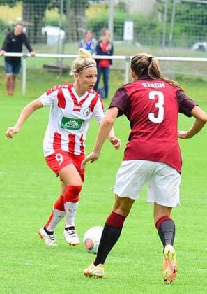 Freundschaftsspiel:Turbine Potsdam vs. Sparta Prag am 26.08.2017 Sportanlage in der Germendorfer Straße,Velten. Svenja Huth von Turbine Potsdam und Kylie Strom von Sparta Prag im während des Freundschaftsspiel zwischen Turbine Potsdam und Sparta Prag am 26.08.2017 auf der Sportanlage in der Germendorfer Straße in Velten, Deutschland. xDLx