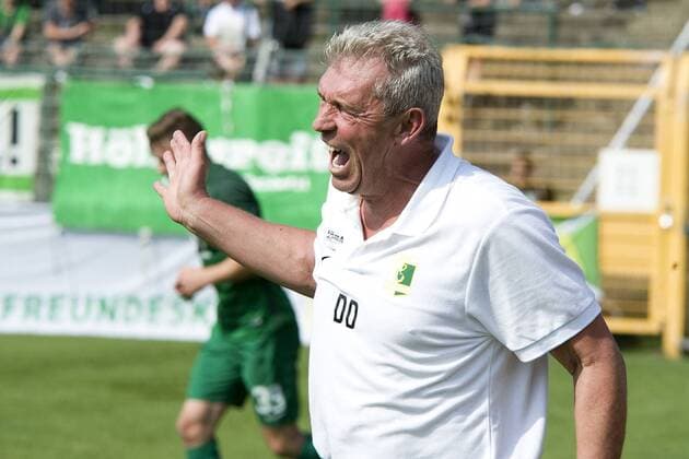 Chemie-Trainer Dietmar Demuth treibt seine Mannschaft nach vorn. Fußball-Regionalliga Nordost 2017 2018, 5. Spieltag - BSG Chemie Leipzig vs. Union Fürstenwalde Leipzig Sachsen Deutschland