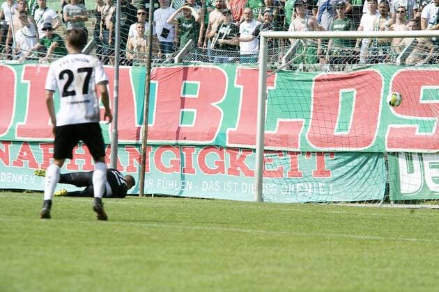 Rico Gladrow (Fürstenwalde) erzielt das 2:1 für Union Fürstenwalde, der Ball schlägt im Chemie-Tor ein. Fußball-Regionalliga Nordost 2017 2018, 5. Spieltag - BSG Chemie Leipzig vs. Union Fürstenwalde Leipzig Sachsen Deutschland