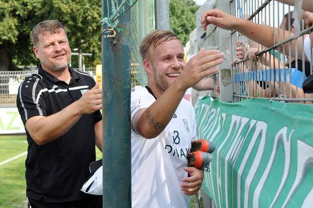 Rico Gladrow (Fürstenwalde re.), Torschütze des 1:1 und des 2:1 für Union Fürstenwalde, klatscht mit den Fans ab. Im Hintergrund Fürstenwalde-Trainer Matthias Maucksch. Fußball-Regionalliga Nordost 2017 2018, 5. Spieltag - BSG Chemie Leipzig vs. Union Fürstenwalde Leipzig Sachsen Deutschland