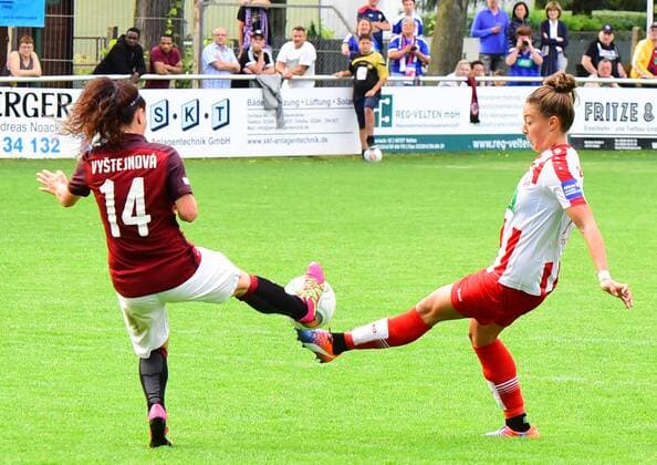 Freundschaftsspiel:Turbine Potsdam vs. Sparta Prag am 26.08.2017 Sportanlage in der Germendorfer Straße,Velten. Felicitas Rauch von Turbine Potsdam und Petra Vystejnova von Sparta Prag im während des Freundschaftsspiel zwischen Turbine Potsdam und Sparta Prag am 26.08.2017 auf der Sportanlage in der Germendorfer Straße in Velten, Deutschland. xDLx