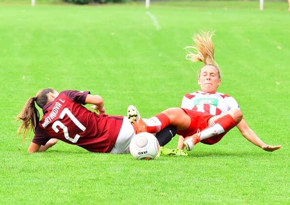 Freundschaftsspiel:Turbine Potsdam vs. Sparta Prag am 26.08.2017 Sportanlage in der Germendorfer Straße,Velten. Gina Chmielinski von Turbine Potsdam und Irena Martinkova von Sparta Prag im während des Freundschaftsspiel zwischen Turbine Potsdam und Sparta Prag am 26.08.2017 auf der Sportanlage in der Germendorfer Straße in Velten, Deutschland. xDLx