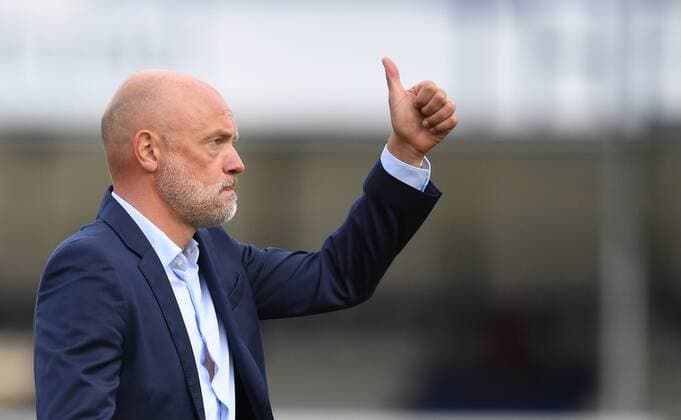 Bilder des Tages - SPORT 26th August 2017, Memorial Stadium, Bristol, England; EFL League One football, Bristol Rovers versus Fleetwood Town; Uwe Rosler of Fleetwood Town gives a thumps up xSimonxWestx  ActionPlus11921367