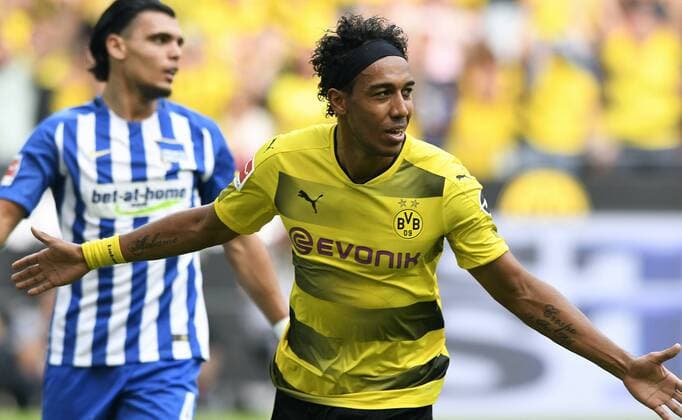Fussball, Bundesliga, Deutschland, Herren, Saison 2017 2018, 2. Spieltag, Signal Iduna Park Dortmund: Bor. Dortmund, BVB (gelb) - Hertha BSC Berlin (blau); Jubel Pierre-Emerick Aubameyang (BVB) nach seinem Tor zum 1:0. Jubel, Freude, Aktion.