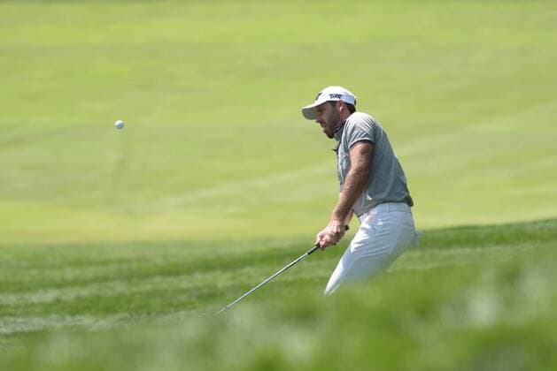 August 26, 2017 - Old Westbury, New York, U.S - Charles Schwartzel chips onto the 8th green during the third round of The Northern Trust at Glen Oaks Club in Old Westbury, NY. GOLF 2017 - The Northern Trust - Third Round - ZUMAc119 20170826_zaf_c119_003 Copyright: xBrianxCianciox