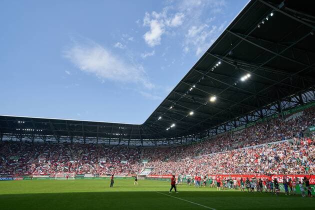 Fußball, Stadiongeschichte FC Augsburg Stadion, Fussballstadion, Tribuenen, Zuschauertribuene, Innenansicht, Architektur Rasen, innen WWK Arena, Fan, Fans, Fussballfans, supporters, spectators, Zuschauer, Jacke, Kutte, Weste, Fankurve, Schals Fanschals, Maske, Verkleidung, Fahne, Flagge, Vereinsfarben, Vereinsfahne, Fanfahne, Vereinsflagge, Fanflagge, schwenken, Fahnenmeer FC AUGSBURG - BORUSSIA MOENCHENGLADBACH 2-2 Fussball 1. Bundesliga , Augsburg, am 26.08.2017, 2.Spieltag, Saison 2017 2018, 1.Liga, 1.Bundesliga,FCA, HSV