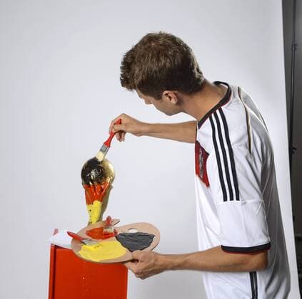 Fotoproduktion mit Thomas Müller als Weltmeister im aktuellen Trikot der deutschen Nationalmannschaft fotografiert am 18.12.2014 in München Fotoproduktion mit Thomas Müller als Weltmeister im aktuellen Trikot der deutschen Nationalmannschaft fotografiert am 18.12.2014 in München