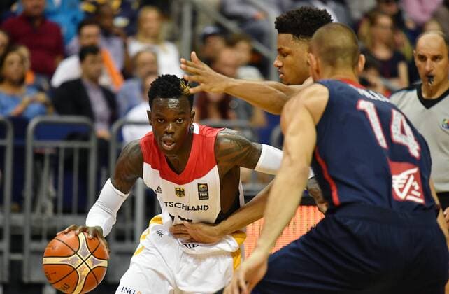 Dennis Schröder, Deutschland, mit Ball, rechts Kim Tillie und Axel Toupane, beide Frankreich Deutschland-Frankreich Germany-France Basketball, Freundschaftsspiel 2017l, friendly games, Männer, Herren, men, Berlin, 27.8.2017
