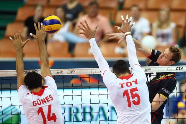 Katowice , Hala Spodek 27.08.2017 siatkowka Mistrzostwa Europy CEV 2017 Faza grupowa , Grupa D Turcja - Belgia NZ Faik Samed Gunes ( TUR ) Metin Toy ( TUR ) Sam Deroo ( BEL ) FOT Michal Nowak Newspix.pl Katowice , Spodek s Hall 27.08.2017 sport volleyball 2017 CEV Volleyball European Championship EM Europameisterschaft - Men Preliminary Round Pool D Turkey - Belgium photo by Michal Nowak Newspix.pl --- Newspix.pl  170827MIN001
