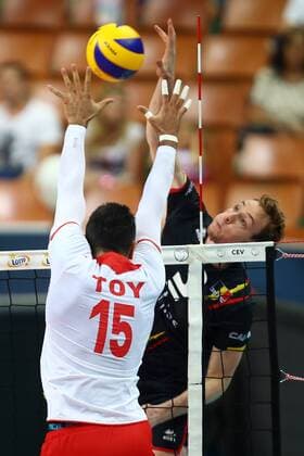 Katowice , Hala Spodek 27.08.2017 siatkowka Mistrzostwa Europy CEV 2017 Faza grupowa , Grupa D Turcja - Belgia NZ Metin Toy ( TUR ) Sam Deroo ( BEL ) FOT Michal Nowak Newspix.pl Katowice , Spodek s Hall 27.08.2017 sport volleyball 2017 CEV Volleyball European Championship EM Europameisterschaft - Men Preliminary Round Pool D Turkey - Belgium photo by Michal Nowak Newspix.pl --- Newspix.pl  170827MIN003