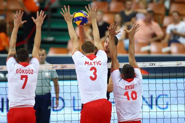 Katowice , Hala Spodek 27.08.2017 siatkowka Mistrzostwa Europy CEV 2017 Faza grupowa , Grupa D Turcja - Belgia NZ Gokhan Gokgoz ( TUR ) Mert Matic ( TUR ) Bram Van Den Dries ( BEL ) Arslan Eksi ( TUR ) FOT Michal Nowak Newspix.pl Katowice , Spodek s Hall 27.08.2017 sport volleyball 2017 CEV Volleyball European Championship EM Europameisterschaft - Men Preliminary Round Pool D Turkey - Belgium photo by Michal Nowak Newspix.pl --- Newspix.pl  170827MIN009