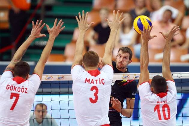 Katowice , Hala Spodek 27.08.2017 siatkowka Mistrzostwa Europy CEV 2017 Faza grupowa , Grupa D Turcja - Belgia NZ Gokhan Gokgoz ( TUR ) Mert Matic ( TUR ) Bram Van Den Dries ( BEL ) Arslan Eksi ( TUR ) FOT Michal Nowak Newspix.pl Katowice , Spodek s Hall 27.08.2017 sport volleyball 2017 CEV Volleyball European Championship EM Europameisterschaft - Men Preliminary Round Pool D Turkey - Belgium photo by Michal Nowak Newspix.pl --- Newspix.pl  170827MIN011