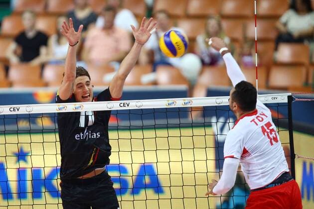 Katowice , Hala Spodek 27.08.2017 siatkowka Mistrzostwa Europy CEV 2017 Faza grupowa , Grupa D Turcja - Belgia NZ Tomas Rousseaux ( BEL ) Metin Toy ( TUR ) FOT Michal Nowak Newspix.pl Katowice , Spodek s Hall 27.08.2017 sport volleyball 2017 CEV Volleyball European Championship EM Europameisterschaft - Men Preliminary Round Pool D Turkey - Belgium photo by Michal Nowak Newspix.pl --- Newspix.pl  170827MIN012