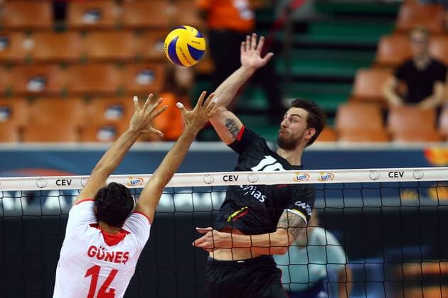 Katowice , Hala Spodek 27.08.2017 siatkowka Mistrzostwa Europy CEV 2017 Faza grupowa , Grupa D Turcja - Belgia NZ Faik Samed Gunes ( TUR ) Simon Van De Voorde ( BEL ) FOT Michal Nowak Newspix.pl Katowice , Spodek s Hall 27.08.2017 sport volleyball 2017 CEV Volleyball European Championship EM Europameisterschaft - Men Preliminary Round Pool D Turkey - Belgium photo by Michal Nowak Newspix.pl --- Newspix.pl  170827MIN015