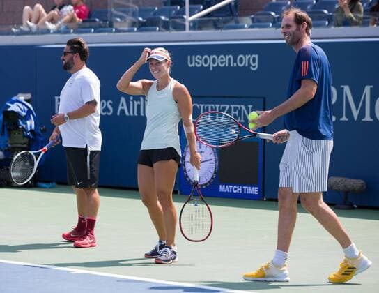 ANGELIQUE KERBER (GER) steht auf dem Platz mit Trainer Benjamin Ebrahimzadeh und Torben Beltz, Training,practice,) Tennis - US Open 2017 - Grand Slam ITF ATP Tennis Herren WTA Tennis Damen - Billie Jean King Tennis Center - New York - New York - USA - 27 August 2017. Copyright: xJuergenxHasenkopfx
