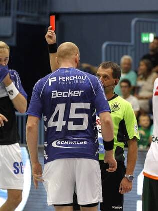 Gummersbach, Schwalbe Arena, 27.08.17: Alexander Becker (Gummersbach) bekommt die rote Karte im Spiel der 1. Handball Bundesliga zwischen VFL Gummersbach vs. HSG Wetzlar in der Saison 2017 2018.